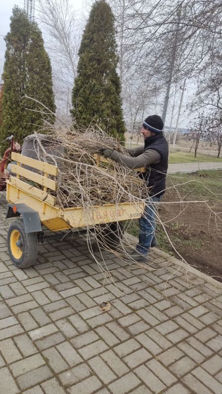 Борис Трима: Работники коммунальных служб Мангушского муниципального округа ежедневно занимаются благоустройством территории с целью создания комфортной среды для жителей округа Борис Трима: Работники коммунальных служб Мангушского муниципального округа ежедневно занимаются благоустройством территории с целью создания комфортной среды для жителей округа