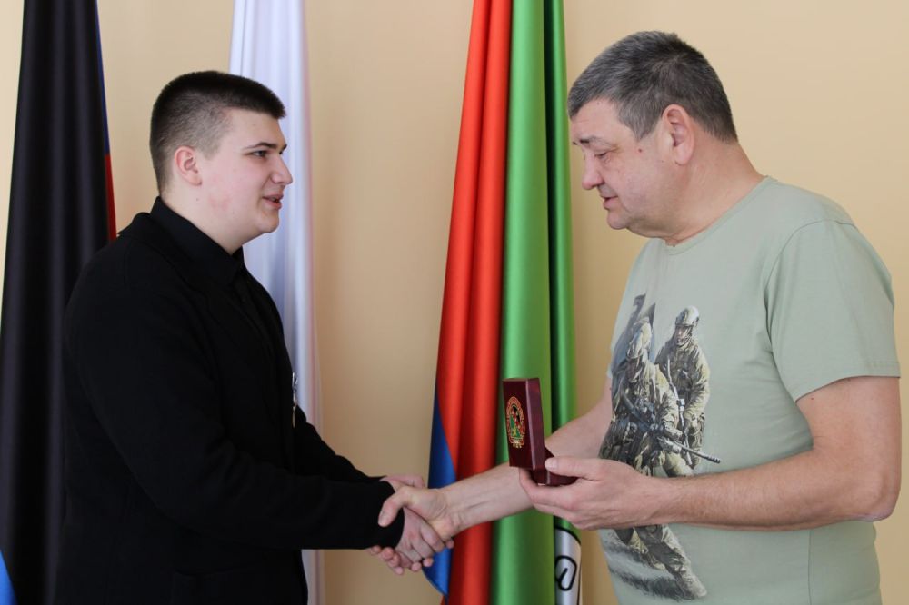 Иван Приходько: Вручил нагрудную медаль им. П. Н. Горлова I степени Никите Апполонову, обучающемуся школы № 12 нашего города, за проявленное мужество в спасении своей одноклассницы во время обстрела жилого массива... Иван Приходько: Вручил нагрудную медаль им. П. Н. Горлова I степени Никите Апполонову, обучающемуся школы № 12 нашего города, за проявленное мужество в спасении своей одноклассницы во время обстрела жилого массива...