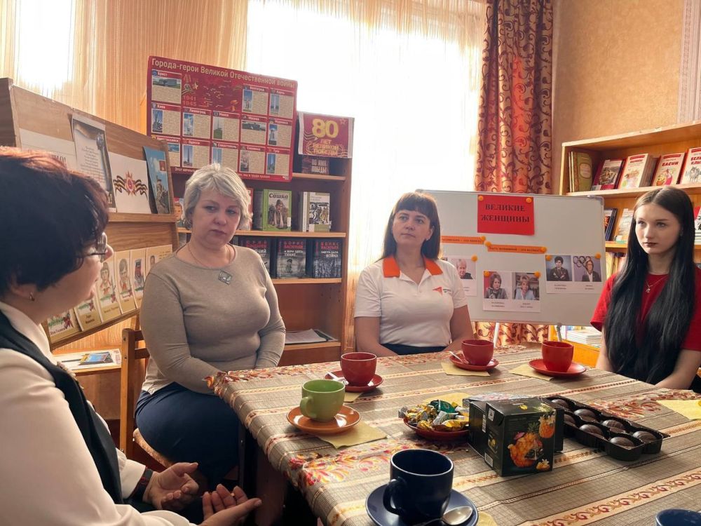 Активисты «Движения Первых» Шахтерска поучаствовали во встрече с выдающимися женщинами Активисты «Движения Первых» Шахтерска поучаствовали во встрече с выдающимися женщинами
