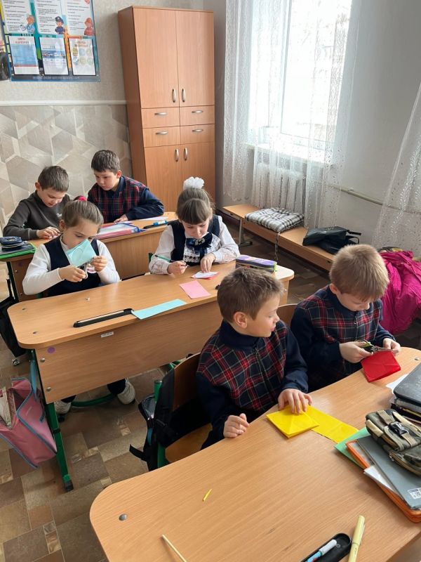 5 марта, во 2 классе школы №6 города Докучаевска царила по-настоящему весенняя атмосфера! Прошёл долгожданный мастер-класс по изготовлению открыток «Весеннее настроение», и ребята с головой погрузились в мир творчества и... 5 марта, во 2 классе школы №6 города Докучаевска царила по-настоящему весенняя атмосфера! Прошёл долгожданный мастер-класс по изготовлению открыток «Весеннее настроение», и ребята с головой погрузились в мир творчества и...