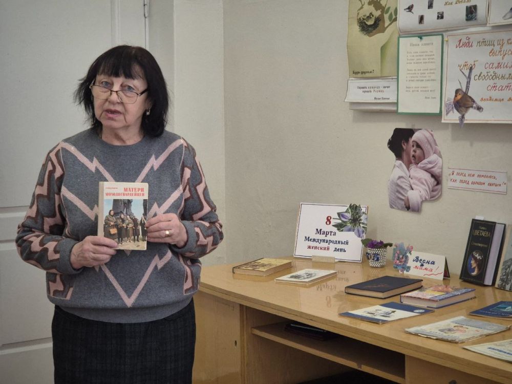 Школьники Ждановки посетили выставку «Весна и мама» Школьники Ждановки посетили выставку «Весна и мама»