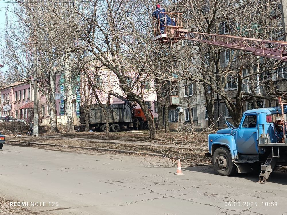 Сегодня, 6 марта, сотрудники МУП АГД "Донекгорсвет" выполняли работы по спилу веток, вблизи линии электропередач по ул. Рослого в Ленинском внутригородском районе г. Донецка Сегодня, 6 марта, сотрудники МУП АГД "Донекгорсвет" выполняли работы по спилу веток, вблизи линии электропередач по ул. Рослого в Ленинском внутригородском районе г. Донецка
