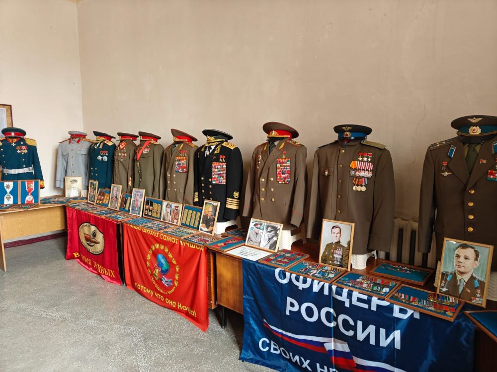 В Снежном прошла выставка «Гордость и слава России в орденах и медалях» В Снежном прошла выставка «Гордость и слава России в орденах и медалях»