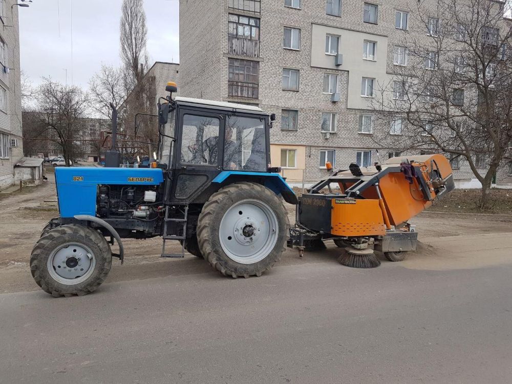 Александр Качанов: В рамках поддержания чистоты и благоустройства территории городского округа Докучаевск, работниками МУП «Прометей» и «Таировское» проводятся работы по расчистке обочин дорог и тротуаров от мусора и... Александр Качанов: В рамках поддержания чистоты и благоустройства территории городского округа Докучаевск, работниками МУП «Прометей» и «Таировское» проводятся работы по расчистке обочин дорог и тротуаров от мусора и...