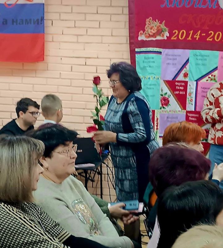 Цветы Мамам Героев. Актив «Женского движения Единой России» Ясиноватского муниципального округа поддержали Всероссийскую акцию - «Цветы Мамам Героев». Это прекрасная возможность сказать слова благодарности и поддержать... Цветы Мамам Героев. Актив «Женского движения Единой России» Ясиноватского муниципального округа поддержали Всероссийскую акцию - «Цветы Мамам Героев». Это прекрасная возможность сказать слова благодарности и поддержать...