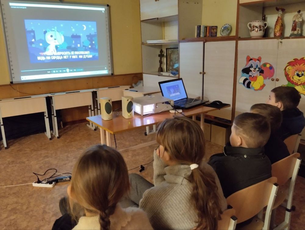 4.03.2025 Чамата Е., руководитель кружка Светлодарского ДК, провела для учащихся п.Новолуганское интерактивную программу "Кошки это кошки" с целью привить обучающимся интерес и любовь к домашним животным 4.03.2025 Чамата Е., руководитель кружка Светлодарского ДК, провела для учащихся п.Новолуганское интерактивную программу "Кошки это кошки" с целью привить обучающимся интерес и любовь к домашним животным