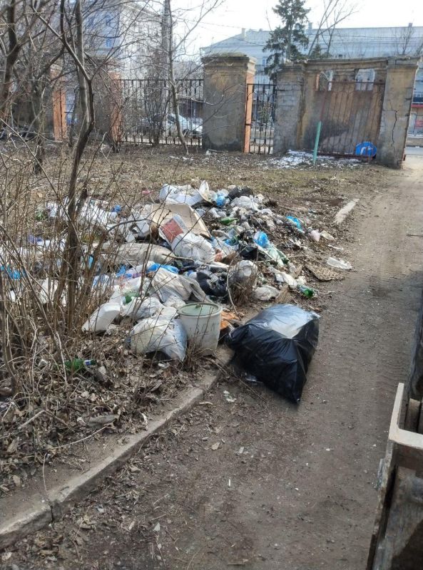 Коммунальщики с левобережья вывези порядка 90 кубов мусора Коммунальщики с левобережья вывези порядка 90 кубов мусора