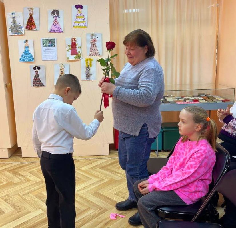 Цветы Мамам Героев. Актив «Женского движения Единой России» Ясиноватского муниципального округа поддержали Всероссийскую акцию - «Цветы Мамам Героев». Это прекрасная возможность сказать слова благодарности и поддержать... Цветы Мамам Героев. Актив «Женского движения Единой России» Ясиноватского муниципального округа поддержали Всероссийскую акцию - «Цветы Мамам Героев». Это прекрасная возможность сказать слова благодарности и поддержать...