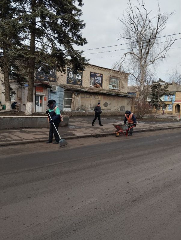 В городском округе Иловайск МУП БИОН произвел работы по очистке тротуаров и прибордюрного камня от смета по ул. Шевченко В городском округе Иловайск МУП БИОН произвел работы по очистке тротуаров и прибордюрного камня от смета по ул. Шевченко