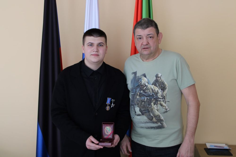 Иван Приходько: Вручил нагрудную медаль им. П. Н. Горлова I степени Никите Апполонову, обучающемуся школы № 12 нашего города, за проявленное мужество в спасении своей одноклассницы во время обстрела жилого массива... Иван Приходько: Вручил нагрудную медаль им. П. Н. Горлова I степени Никите Апполонову, обучающемуся школы № 12 нашего города, за проявленное мужество в спасении своей одноклассницы во время обстрела жилого массива...