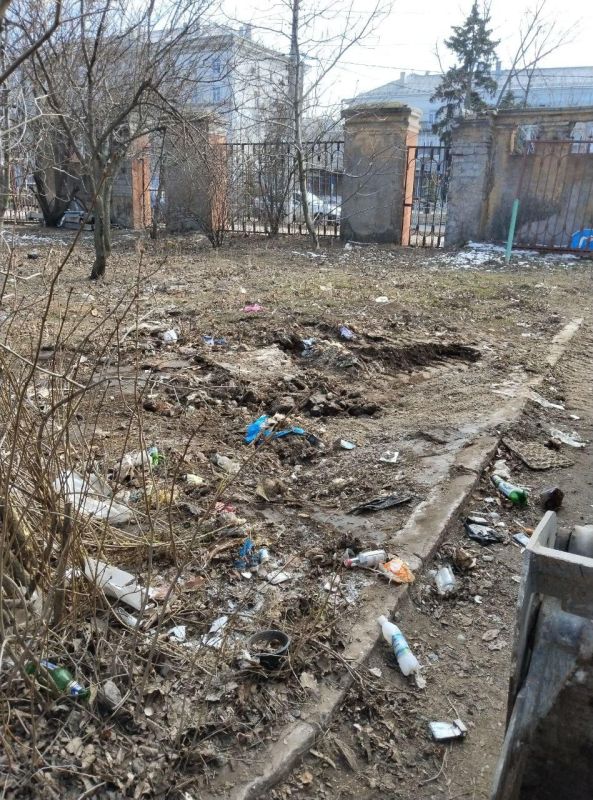 Коммунальщики с левобережья вывези порядка 90 кубов мусора Коммунальщики с левобережья вывези порядка 90 кубов мусора