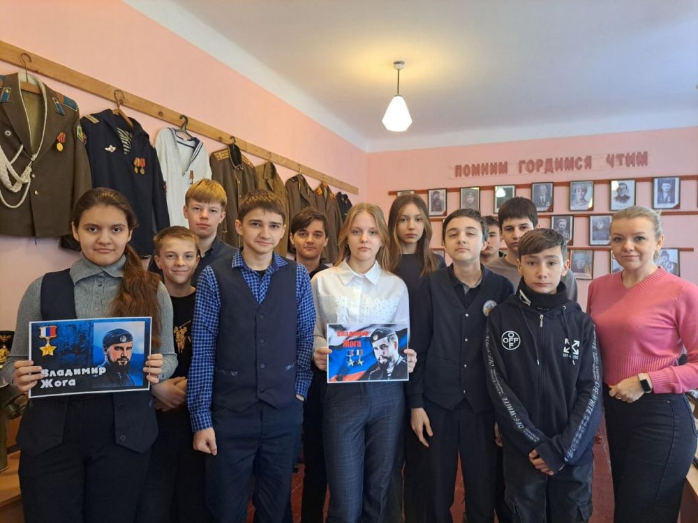 В Докучаевске прошел урок памяти ко Дню гибели Героя РФ и ДНР Владимиру Жоге в рамках Года защитника Отечества В Докучаевске прошел урок памяти ко Дню гибели Героя РФ и ДНР Владимиру Жоге в рамках Года защитника Отечества