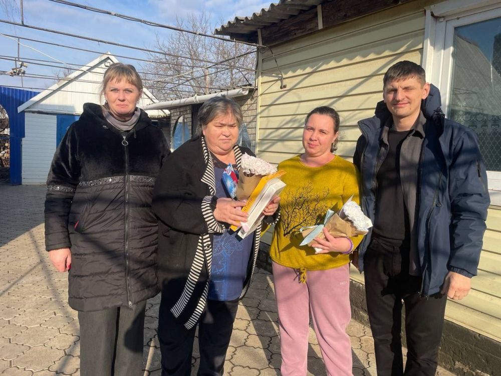 «Единая Россия» дала старт Всероссийской акции «Цветы мамам Героев» «Единая Россия» дала старт Всероссийской акции «Цветы мамам Героев»