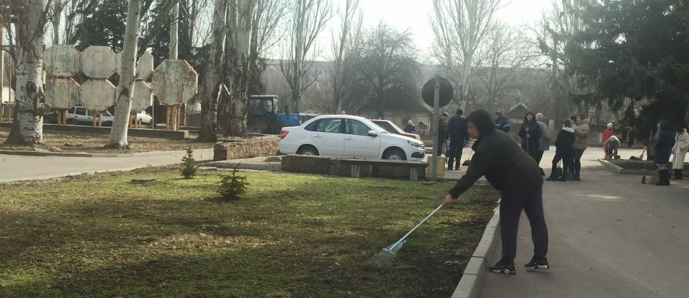 Наталья Великодная: Стартовал первый день субботника, в рамках двухмесячника по благоустройству на территории Тельмановского муниципального округа Наталья Великодная: Стартовал первый день субботника, в рамках двухмесячника по благоустройству на территории Тельмановского муниципального округа