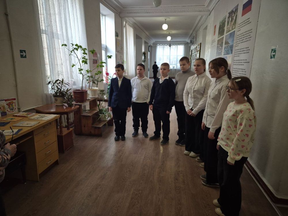 Школьники Ждановки посетили выставку «Весна и мама» Школьники Ждановки посетили выставку «Весна и мама»