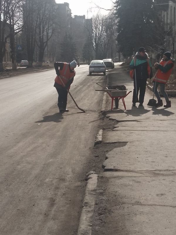 В городском округе Иловайск МУП БИОН произвел работы по очистке тротуаров и прибордюрного камня от смета по ул. Шевченко В городском округе Иловайск МУП БИОН произвел работы по очистке тротуаров и прибордюрного камня от смета по ул. Шевченко