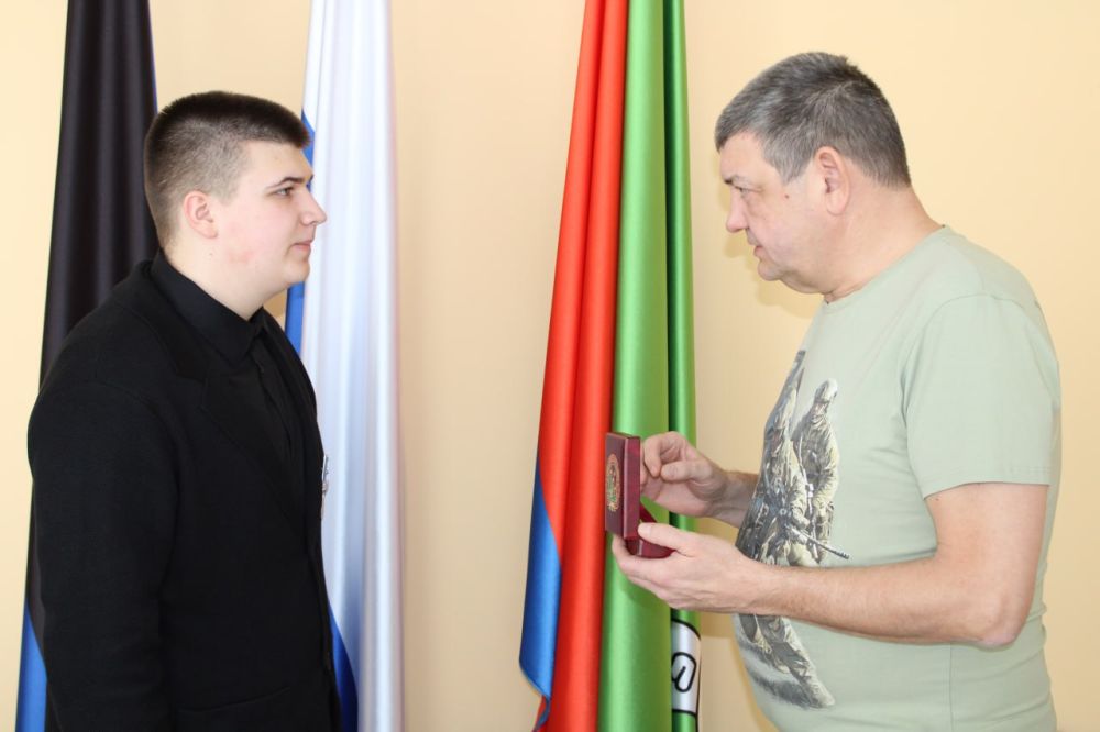 Иван Приходько: Вручил нагрудную медаль им. П. Н. Горлова I степени Никите Апполонову, обучающемуся школы № 12 нашего города, за проявленное мужество в спасении своей одноклассницы во время обстрела жилого массива... Иван Приходько: Вручил нагрудную медаль им. П. Н. Горлова I степени Никите Апполонову, обучающемуся школы № 12 нашего города, за проявленное мужество в спасении своей одноклассницы во время обстрела жилого массива...
