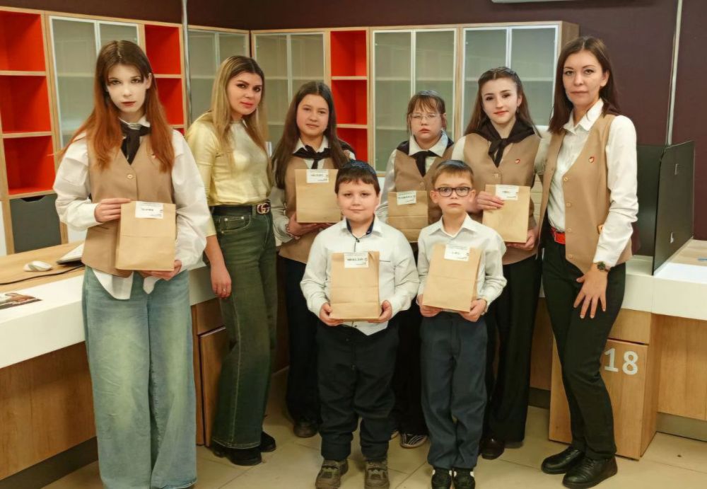 Дети сотрудников отделения № 1 ГБУ "МФЦ ДНР" г. Донецк, ул. Челюскинцев, 167 решили устроить особое поздравление для своих мам с Международным женским днем - 8 марта Дети сотрудников отделения № 1 ГБУ "МФЦ ДНР" г. Донецк, ул. Челюскинцев, 167 решили устроить особое поздравление для своих мам с Международным женским днем - 8 марта