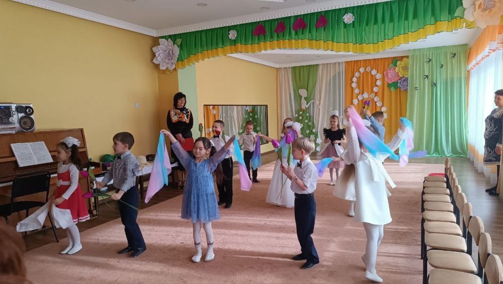 У воспитанников старшей группы дошкольного подразделения ГБОУ "Светлодарский" прошёл самый добрый яркий и любимый утренник, посвящённый Международному женскому дню Марта У воспитанников старшей группы дошкольного подразделения ГБОУ "Светлодарский" прошёл самый добрый яркий и любимый утренник, посвящённый Международному женскому дню Марта