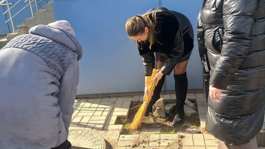 Управа Жовтневого района Мариуполя приняла активное участие в общегородском субботнике Управа Жовтневого района Мариуполя приняла активное участие в общегородском субботнике