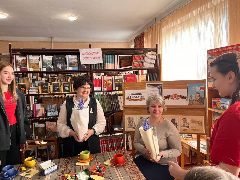 Активисты «Движения Первых» Шахтерска поучаствовали во встрече с выдающимися женщинами Активисты «Движения Первых» Шахтерска поучаствовали во встрече с выдающимися женщинами