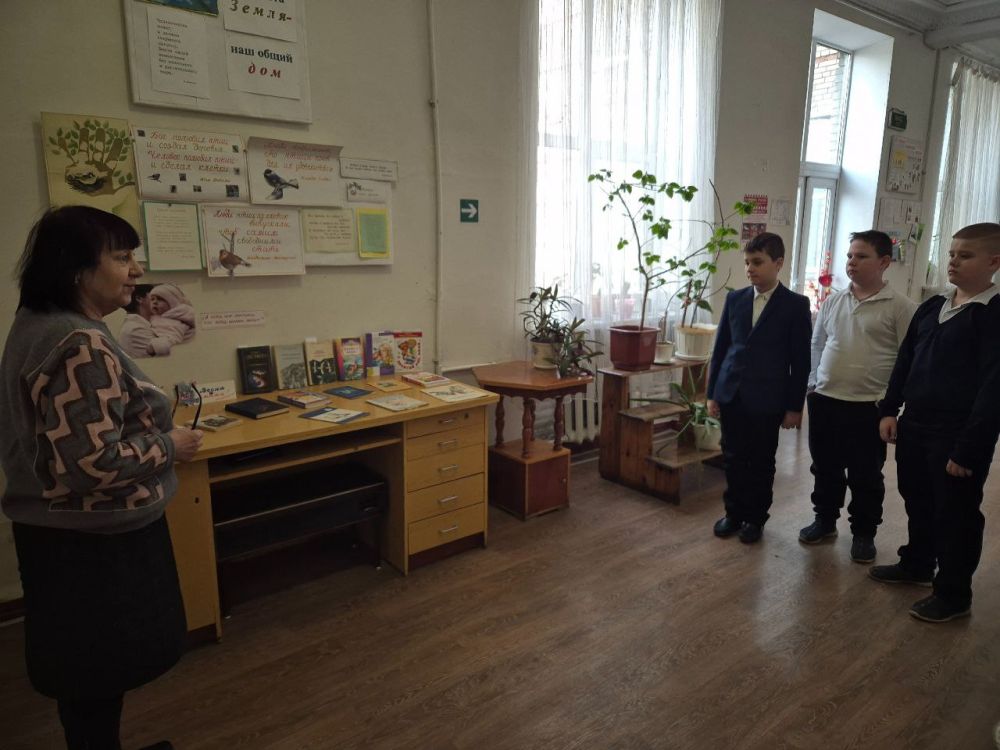 Школьники Ждановки посетили выставку «Весна и мама» Школьники Ждановки посетили выставку «Весна и мама»