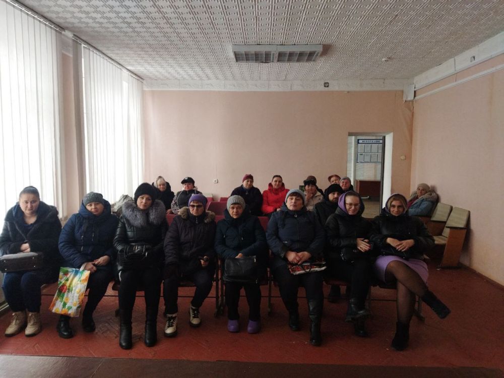 Сегодня заведующий Новоселовским территориальным сектором провела встречу с населением в селе Новоселовка Сегодня заведующий Новоселовским территориальным сектором провела встречу с населением в селе Новоселовка