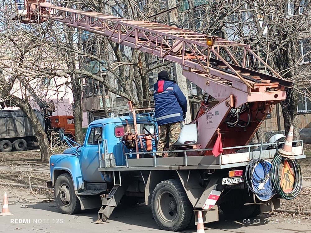 Сегодня, 6 марта, сотрудники МУП АГД "Донекгорсвет" выполняли работы по спилу веток, вблизи линии электропередач по ул. Рослого в Ленинском внутригородском районе г. Донецка Сегодня, 6 марта, сотрудники МУП АГД "Донекгорсвет" выполняли работы по спилу веток, вблизи линии электропередач по ул. Рослого в Ленинском внутригородском районе г. Донецка