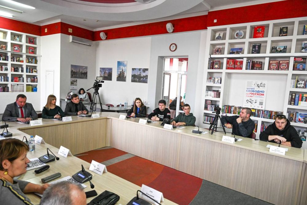 Александр Волошин: В ходе визита в Донецкую Народную республику встретился с руководителями республиканских и федеральных СМИ, представленных в регионе Александр Волошин: В ходе визита в Донецкую Народную республику встретился с руководителями республиканских и федеральных СМИ, представленных в регионе
