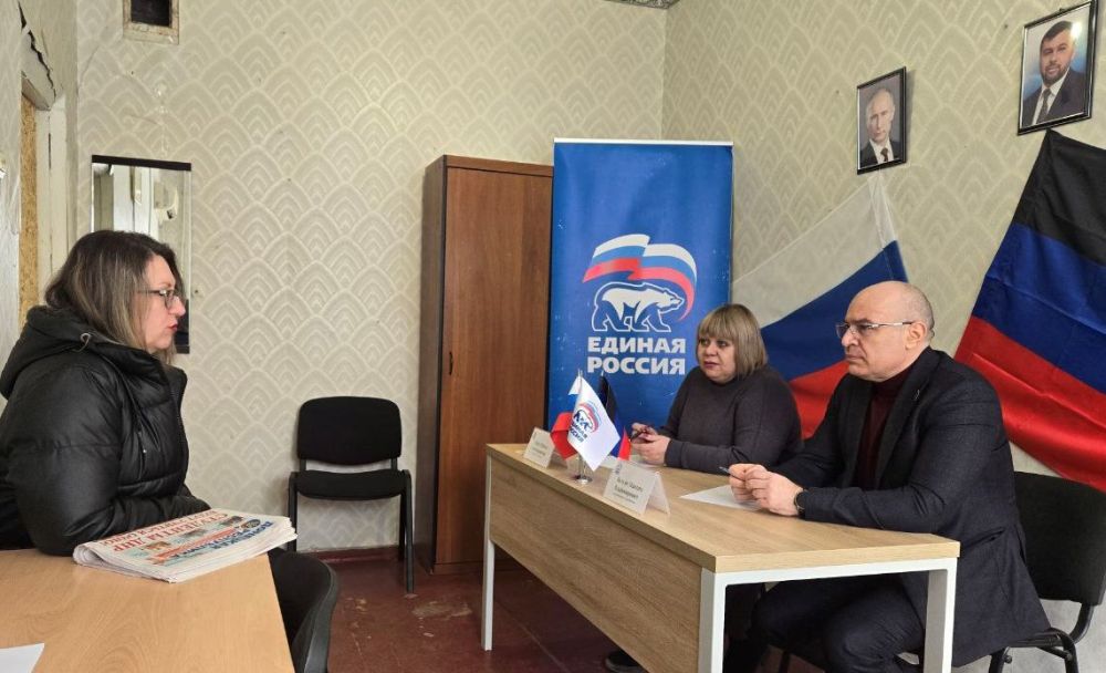 Сергей Желновач: Сегодня, 6 марта, в общественной приемной Всероссийской политической партии «Единая Россия» в городе Светлодарск глава администрации города Дебальцево Максим Вельма провел прием граждан Сергей Желновач: Сегодня, 6 марта, в общественной приемной Всероссийской политической партии «Единая Россия» в городе Светлодарск глава администрации города Дебальцево Максим Вельма провел прием граждан