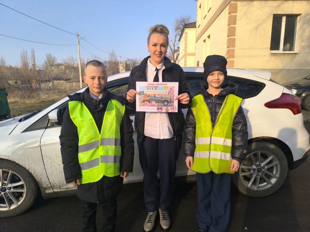 Акция ЮИД «Поздравь автоледи с 8 Марта!» Акция ЮИД «Поздравь автоледи с 8 Марта!»