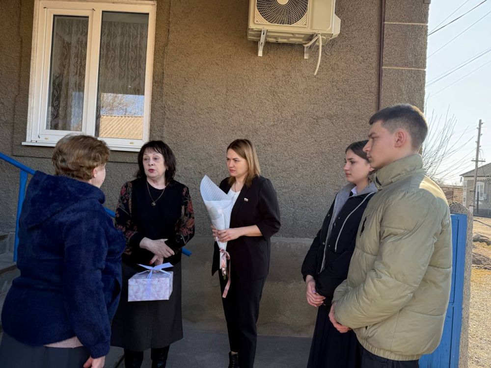 Накануне Международного женского дня Депутат Старобешевского муниципального совета ДНР Екатерина Паша совместно с Секретарем первичного отделения №1073 Всероссийской политической партии "ЕДИНАЯ РОССИЯ" Марией Зотовой... Накануне Международного женского дня Депутат Старобешевского муниципального совета ДНР Екатерина Паша совместно с Секретарем первичного отделения №1073 Всероссийской политической партии "ЕДИНАЯ РОССИЯ" Марией Зотовой...