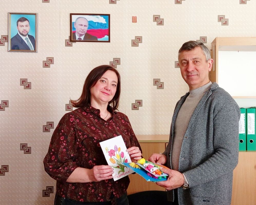 Наталья Бегуненко: В преддверии празднования Международного женского дня и в рамках Всероссийской акции «Вам, Любимые!», мужчины Управы Петровского внутригородского района Администрации городского округа Донецк поздравили... Наталья Бегуненко: В преддверии празднования Международного женского дня и в рамках Всероссийской акции «Вам, Любимые!», мужчины Управы Петровского внутригородского района Администрации городского округа Донецк поздравили...