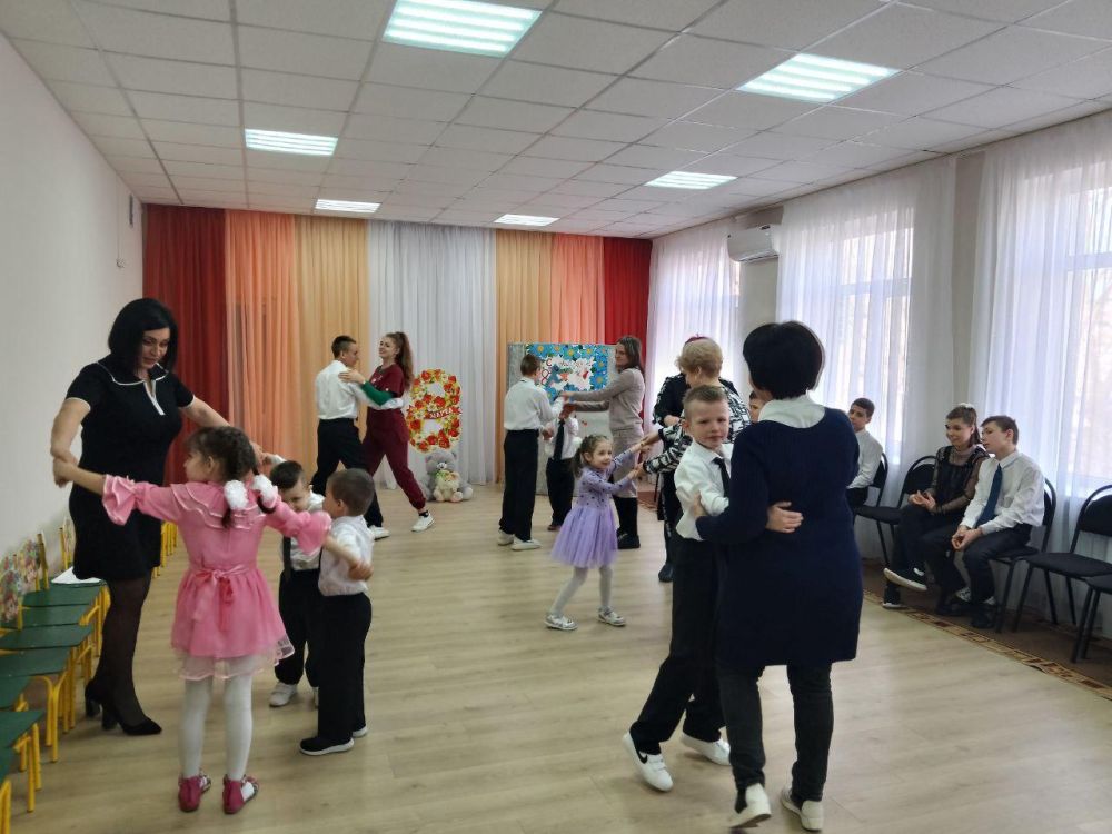 В Горловском детском социальном центре состоялось праздничное мероприятие «Мы славим женщину» В Горловском детском социальном центре состоялось праздничное мероприятие «Мы славим женщину»