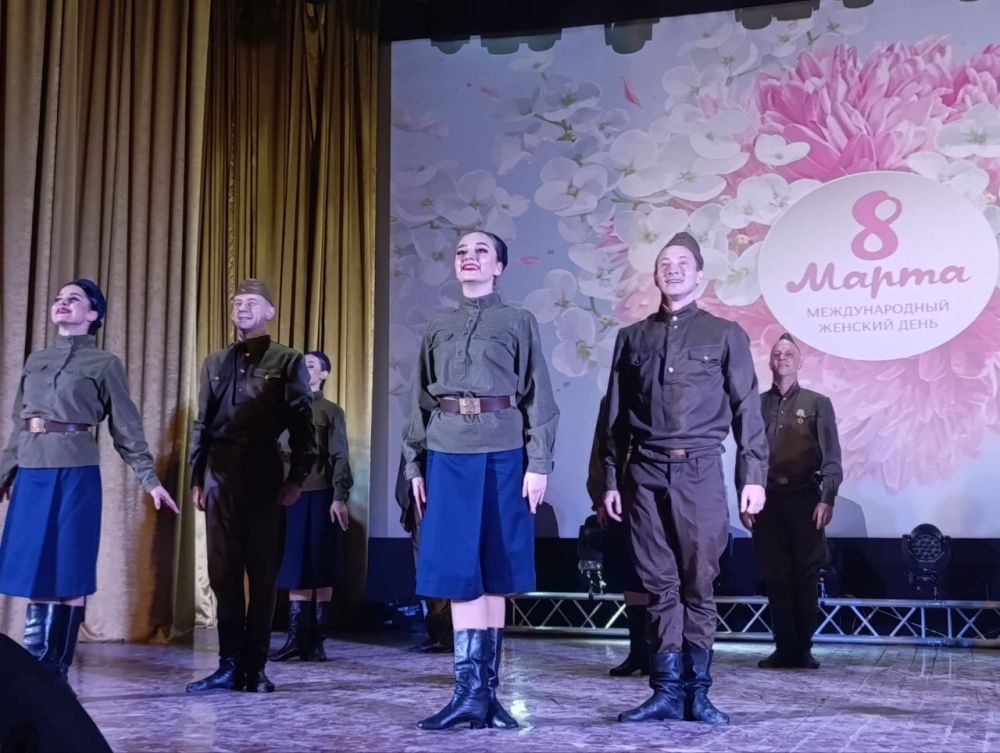 Ансамбль «Донбасс» в Снежном представил праздничную программу к Международному женскому дню Ансамбль «Донбасс» в Снежном представил праздничную программу к Международному женскому дню
