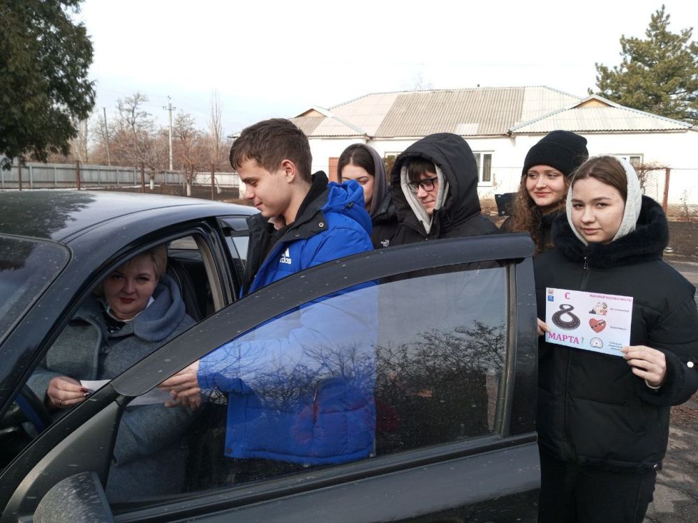 Юные снежнянцы поздравили женщин-автолюбительниц Юные снежнянцы поздравили женщин-автолюбительниц