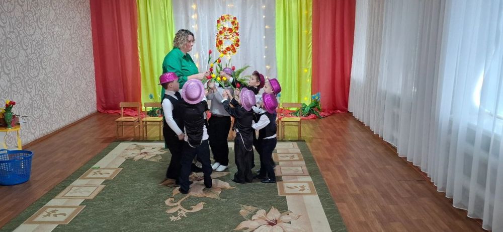 В детских садах Снежного отметили Международный женский день В детских садах Снежного отметили Международный женский день