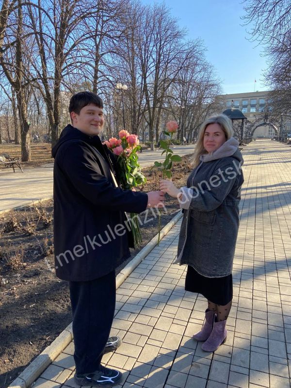 Алексей Кулемзин: Сегодня администрация городского округа Донецк приняла участие во Всероссийской акции «Вам, Любимые!» Алексей Кулемзин: Сегодня администрация городского округа Донецк приняла участие во Всероссийской акции «Вам, Любимые!»