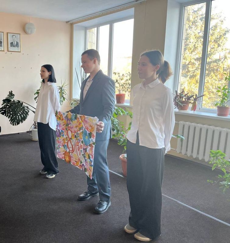 В преддверии Международного женского дня, 8 Марта, учащиеся Новоазовского муниципального округа подготовили трогательное поздравление для сотрудниц Администрации муниципалитета В преддверии Международного женского дня, 8 Марта, учащиеся Новоазовского муниципального округа подготовили трогательное поздравление для сотрудниц Администрации муниципалитета