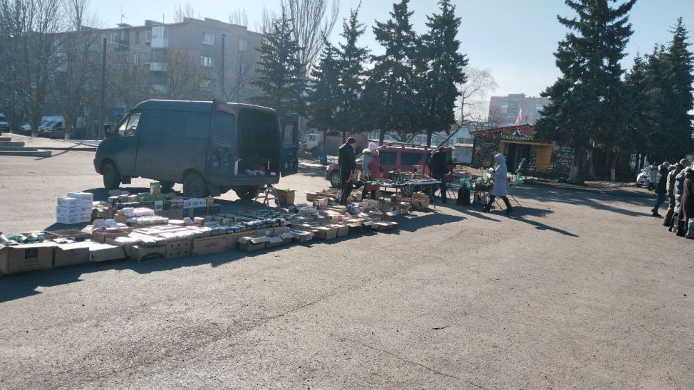 На центральной площади Снежного прошла ярмарка На центральной площади Снежного прошла ярмарка