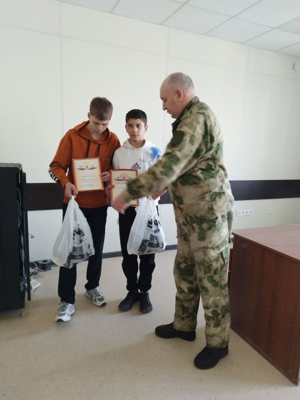 В Мангушском округе сотрудники полиции вручили подарки подросткам, помогавшим в поиске сверстницы В Мангушском округе сотрудники полиции вручили подарки подросткам, помогавшим в поиске сверстницы