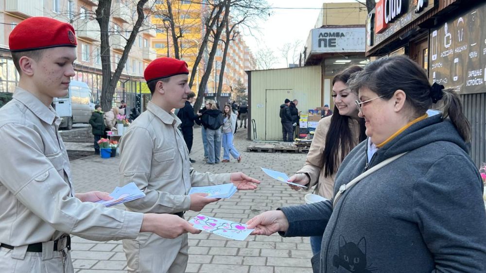 Юнармейцы Мариуполя поздравили женщин с 8 Марта Юнармейцы Мариуполя поздравили женщин с 8 Марта