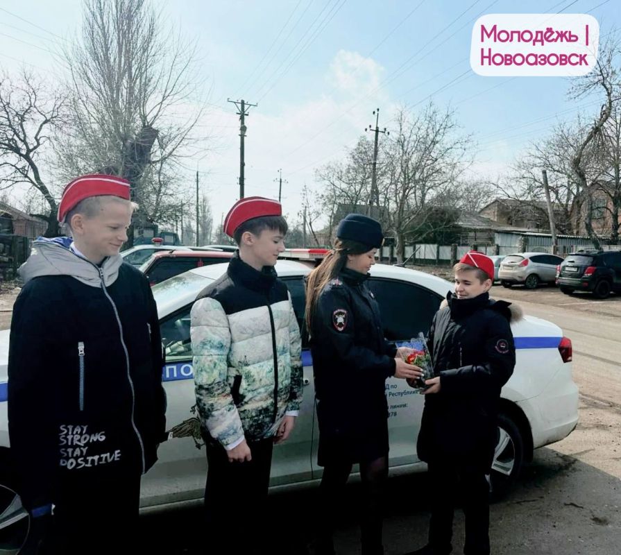 8Марта совсем близко. Молодёжь Новоазовского округа сегодня поздравляет самых нежных, красивых и любимых женщин! Ученики Новоазовской школы № 1 поздравили женщин, работающих в Администрации Новоазовского муниципального... 8Марта совсем близко. Молодёжь Новоазовского округа сегодня поздравляет самых нежных, красивых и любимых женщин! Ученики Новоазовской школы № 1 поздравили женщин, работающих в Администрации Новоазовского муниципального...