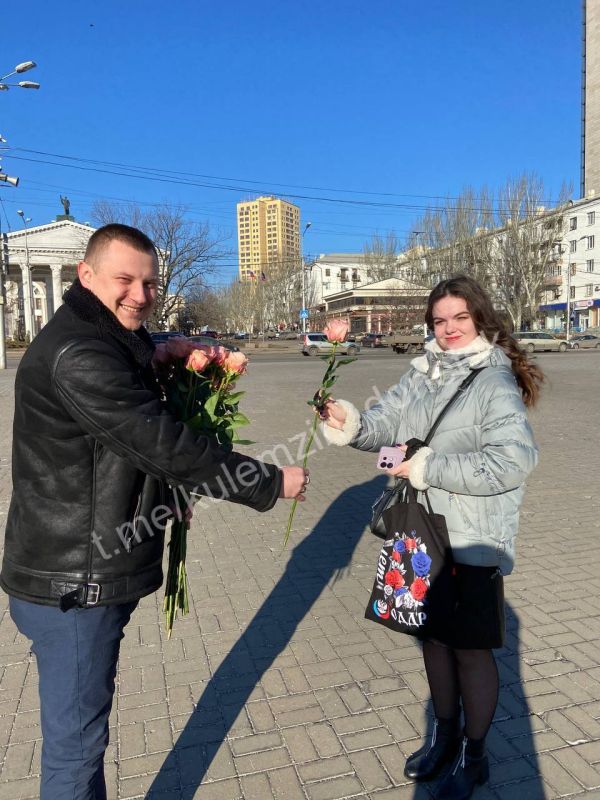 Алексей Кулемзин: Сегодня администрация городского округа Донецк приняла участие во Всероссийской акции «Вам, Любимые!» Алексей Кулемзин: Сегодня администрация городского округа Донецк приняла участие во Всероссийской акции «Вам, Любимые!»