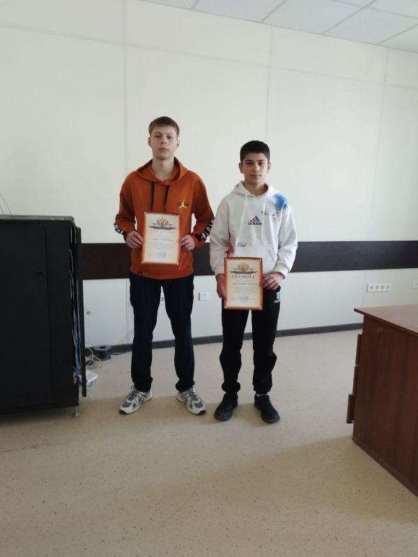 В Мангушском округе сотрудники полиции вручили подарки подросткам, помогавшим в поиске сверстницы В Мангушском округе сотрудники полиции вручили подарки подросткам, помогавшим в поиске сверстницы