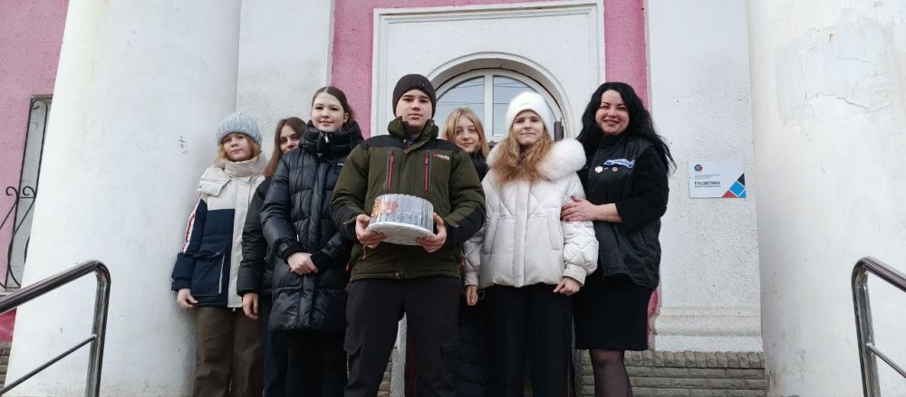В преддверии Международного женского дня активисты РДДМ "Движения Первых" ГБОУ «Мироновская школа №10 г. о. Дебальцево» встретились с Анжеликой Сергеевной Россохой, возглавляющей местное отделение Общественного движения... В преддверии Международного женского дня активисты РДДМ "Движения Первых" ГБОУ «Мироновская школа №10 г. о. Дебальцево» встретились с Анжеликой Сергеевной Россохой, возглавляющей местное отделение Общественного движения...