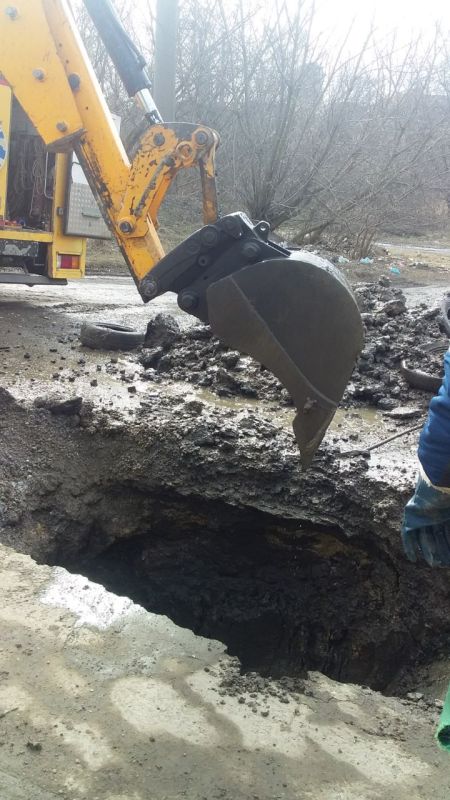 Сотрудниками ГУП ДНР "Вода Донбасса" совместно с подрядной организацией шеф-региона г. Москва, проводились аварийно-восстановительные работы на сетях водоснабжения по ул. Новогорняцкой, в Ленинском внутригородском районе г.... Сотрудниками ГУП ДНР "Вода Донбасса" совместно с подрядной организацией шеф-региона г. Москва, проводились аварийно-восстановительные работы на сетях водоснабжения по ул. Новогорняцкой, в Ленинском внутригородском районе г....