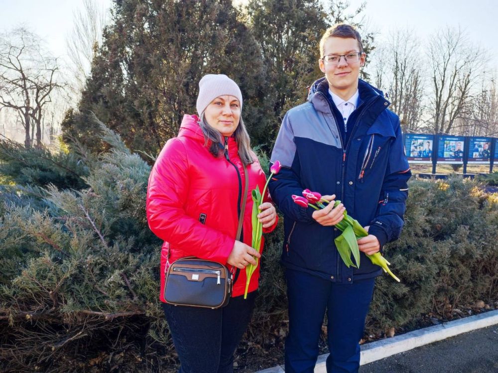 Вам, любимые!. В Пролетарском районе города Донецка в рамках празднования Международного женского дня состоялась Всероссийская акция «Вам, любимые!» Вам, любимые!. В Пролетарском районе города Донецка в рамках празднования Международного женского дня состоялась Всероссийская акция «Вам, любимые!»