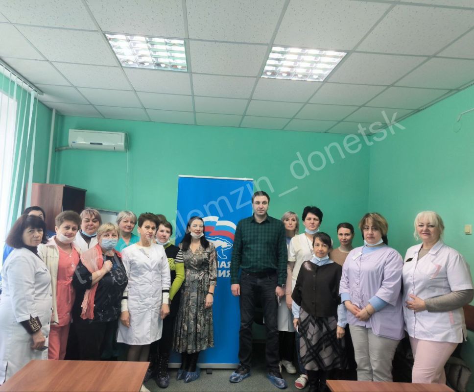Алексей Кулемзин: Накануне самого прекрасного весеннего праздника - Международного женского дня Дончанкам вручили партийные билеты Алексей Кулемзин: Накануне самого прекрасного весеннего праздника - Международного женского дня Дончанкам вручили партийные билеты