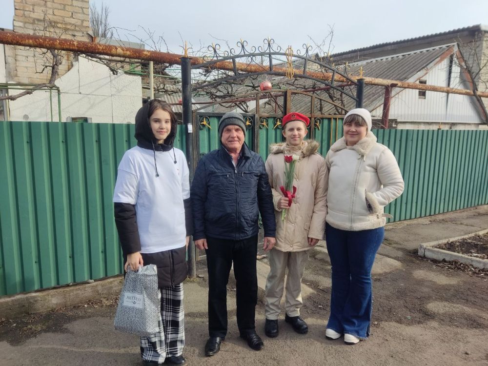 В преддверии 8 Марта активисты Движения Первых и юнармейцы ГБОУ "Волновахская школа №2 Волновахского м.о." посетили женщин - ветеранов Великой Отечественной войны В преддверии 8 Марта активисты Движения Первых и юнармейцы ГБОУ "Волновахская школа №2 Волновахского м.о." посетили женщин - ветеранов Великой Отечественной войны